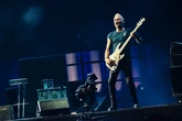 Sting se da el gustazo de tocar sus grandes éxitos acompañado solo de dos músicos y un escenario desnudo