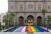 Tunick rinde homenaje a la comunidad LGTBIQ+ a través de 500 cuerpos desnudos y pintados con los colores del arcoíris en Gran Canaria