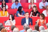 Sánchez "deslocaliza el mañana" del PSOE