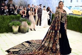 Quién es la desconocida invitada de la MET Gala que llevó una joya aún más cara que el rosario de siete millones de Georgina Rodríguez