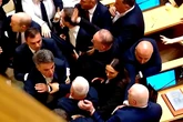 Pelea a puñetazos en el Parlamento de Georgia