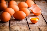Cómo abrir los huevos de forma segura: lavarlos antes de usarlos puede ser un riesgo para la salud