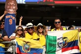El torneo de los estadios llenos gracias a los inmigrantes: "Son los que viven aquí. Otros no se han atrevido a cruzar la frontera"