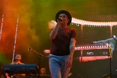 Belle and Sebastian emocionan con su cumpleaños pop en la noche tropical de Barcelona