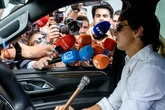Roca Rey es recibido por una multitud de periodistas y seguidores con gran expectación tras recibir el alta