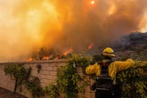 Un enorme incendio forestal barre el sur de California y obliga a la evacuación de casi 30.000 personas
