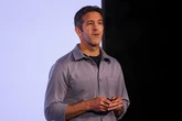 Quién es John Ternus, el ex nadador de los Penn Quakers que asumirá el poder en Apple