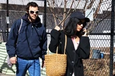 Rumores de compromiso de Harry Styles y Zoe Kravitz: beso en público y un anillo de diamantes