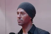 El polémico momento de Enrique Iglesias con una fan desata una lluvia de críticas: beso en la boca durante varios segundos