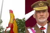 La bandera nacional se cae durante su izado en el acto por el día de las Fuerzas Armadas
