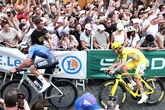 Van der Poel revienta a Pogacar con una agónica exhibición en los Campos Elíseos