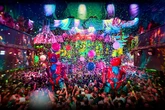 La gran madrugada de Elrow, la fiesta más divertida de Ibiza en el club más grande del mundo: "Es como ser Alicia en el país de las maravillas"