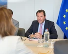 El ministro Puente se esconde de la prensa por partida doble en Bruselas en pleno 'caso Zapatero' y registro de Ferraz y se refugia en X