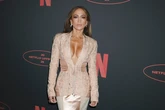 Ana Mena, totalmente irreconocible, el escote de infarto de Jennifer Lopez y la rutina deportiva de Alba Díaz, entre las imágenes de este jueves