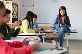 La IA desafía el modelo educativo: "Si una máquina puede sintetizar años de información en segundos, enseñar no puede consistir en transferir contenidos"