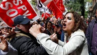 22 reuniones de la cloaca del PSOE: una masa de militantes se concentró en la puerta de Ferraz mientras dentro se fundaba la trama con un cargo de Moncloa presente