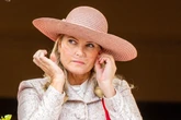 La princesa Mette Marit reaparece con máquina de oxígeno el Día Nacional de Noruega