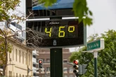 El calor sofocante y las tormentas ponen en alerta a gran parte de España mientras Andalucía está en aviso rojo por temperaturas de hasta 44 grados