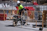 Trenes como hornos, pulseras contra los golpes de calor y miles de horas perdidas: las empresas toman medidas contra las temperaturas extremas para salvar sus negocios