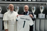 Así recibió Florentino al papa León XIV en el Bernabéu, con camiseta del Madrid incluida