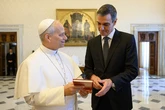 Plantón de los diputados de Podemos al Papa en el acto del Congreso: "Es cómplice e los abusos de la Iglesia"