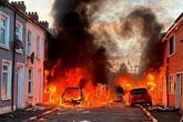Belfast arde por segundo día en una violenta oleada anti inmigración instigada por grupos ultras