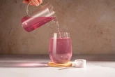 ¿Qué es el agua enriquecida que se ha vuelto tendencia en redes sociales? Los expertos advierten de "posibles efectos secundarios"