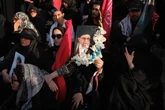 El líder supremo iraní exhorta en un mensaje escrito a vengar la muerte de su padre, Ali Jamenei, "una exigencia de la nación"