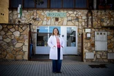 La luz verde que nunca se apaga en la sierra: la farmacia como corazón de la vida en los pueblos