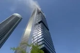 Incendio y desalojo de la Torre Moeve, uno de los cuatro rascacielos junto a la Castellana: los bomberos liberan a las tres personas confinadas en el edificio