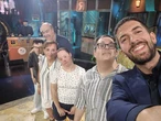 La liada de Antonio Resines y Candela Peña en el 'hasta luego' de David Broncano y La Revuelta