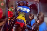 Equipos de rescate salvadoreños logran sacar de entre los escombros a una niña de 15 años
