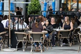 El Gobierno cambia las normas y bares y restaurantes cobrarán un importe extra por las botellas a partir de noviembre