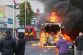 Cientos de manifestantes incendian vehículos y bloquean calles tras un apuñalamiento en Belfast