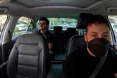 La divertida (y viral) reacción de un taxista al darse cuenta de que lleva a Luis Fonsi