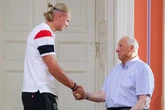 La familia real noruega recibe a la selección: todos los detalles del encuentro de Haaland con el rey Harald en palacio y su comentado mapache viral