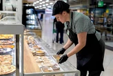 "Restaurantes encubiertos" frente a "zonas de descanso": el fenómeno de los mercaurantes enfrenta a hosteleros y supermercados