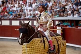 Antonio Ferrera abre la Puerta Grande entre la maestría y la genialidad en una tarde loca en Las Ventas