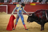 Roca Rey estrella una tarde de figura contra la presidenta figurante de Valencia