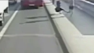 Arrestan nueve años después al hombre que empujó a una desconocida contra un autobús en marcha