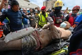 Un hombre y su hijo adolescente son rescatados casi cuatro días después de los terremotos en Venezuela