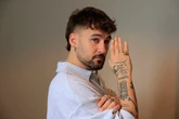 Dani Fernández sufre una aparatosa caída en pleno concierto en el Roig Arena y es operado de urgencia