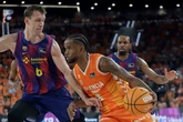El Valencia disuelve el 'efecto Laprovittola', barre al Barça y empata la final de la ACB