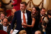 Robert Gavin: el currículum bluf del ex de Telma Ortiz que no paga el alquiler de su chalet "por unos andamios"