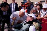 El Papa rompe el protocolo en Tenerife para hablar con un joven enfermo de laminopatía