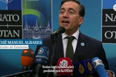 Albares se ríe ante la prensa de la amenaza de EEUU de que España sea expulsada de la OTAN