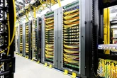 Muchos cables y una teoría matemática olvidada: la fórmula de Amazon para reinventar sus centros de datos y ahorrarse miles de millones con España como campo de pruebas.