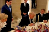 Trump firma por sorpresa el acuerdo de paz con Irán en el palacio de Versalles