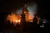 Un ataque ruso masivo envuelve en llamas la histórica catedral de la Dormición de Kiev
