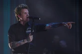 La madre de la niña del concierto de Dani Martín responde al cantante: "¿Maleducada? La estoy educando a que escuche tus canciones"
